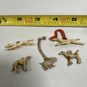 MENGE 5 VINTAGE ZELLULOID VERSCHIEDENE HUND CHARMS CRACKER JACK SPIELZEUG PREISE - Bild 1 von 8
