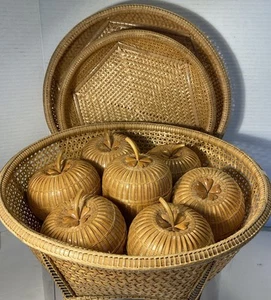 Cesta de mimbre vintage con manzanas de mimbre, bandejas hechas a mano en Filipinas años 80 - Imagen 1 de 9