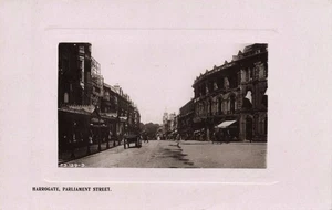 Foto real postal vintage de Harrogate Parliament Street impresa en Inglaterra - Imagen 1 de 2