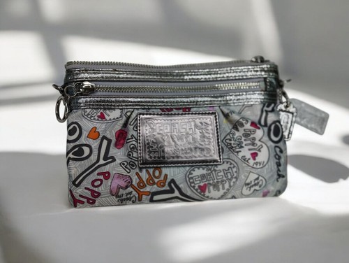 Coach Poppy Graffiti Grigio Argento Portafoglio Cuori Y2K Chiusura Zip LEGGI