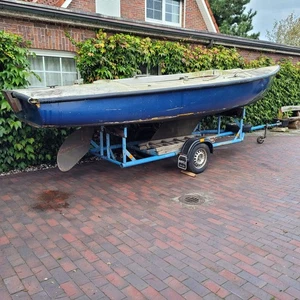 Segelboot Skarl, mit Zubehör und Hafentrailer - Bild 1 von 2