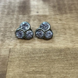 Boucles d’oreilles bijoux mode femme serti de trois pierres métal - Photo 1/4