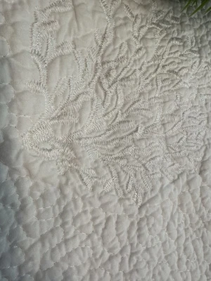 Almohada blanca Coastal Living acolchada 100 % algodón Matalasse coral marino Foto 1 de 4