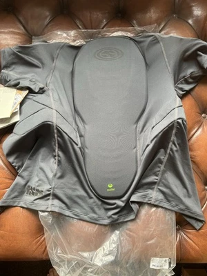 Protetor traseiro X-Back perfil baixo cobertura total IXS preto GG usado bom estado - Imagem 1 de 4