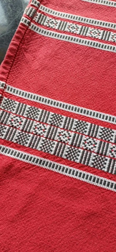 Grande Nappe Rouge A Liteaux Noirs Et Blancs  2,10 X 1,50 - Photo 1/4