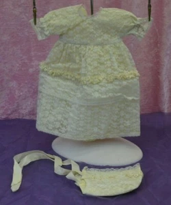 ANCIENNE ROBE DE POUPEE DENTELLE CHAPEAU COIFFE BRETON DOLLS BAPTÊME MARIÉE - Imagen 1 de 12