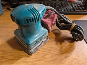 Lijadora de acabado Makita BO4552 herramienta eléctrica de palma de mano, probada y funcionando - Imagen 1 de 3
