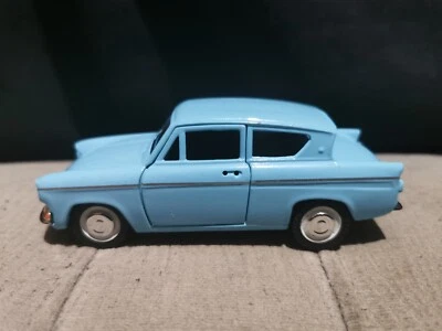SAICO 1/32 DIECAST FORD ANGLIA AZUL CON MOTOR DE TRACCIÓN TRASERA  Foto 1 de 4