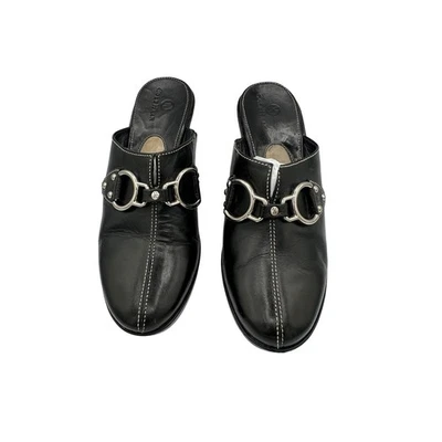 Zuecos Cole Haan de cuero negro con acento de hebilla plateada 6,5 Foto 1 de 4
