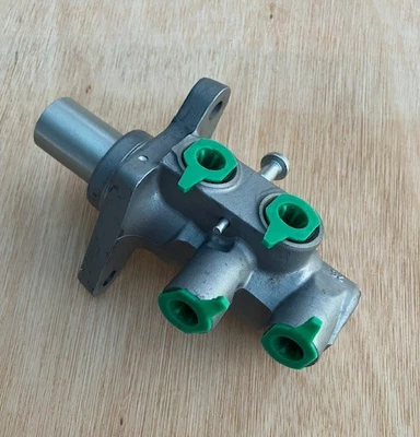 Freelander 2 2006-2014 Brake Master Cylinder ATE fomoco LR067017 - Image 1 of 4