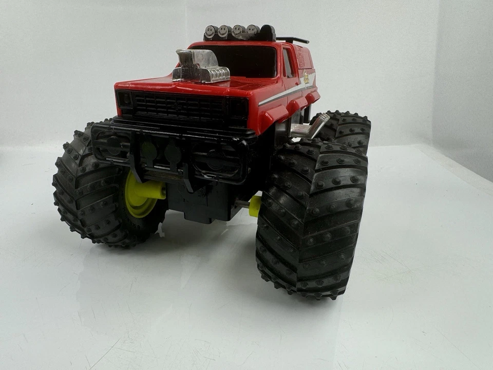 "Juguetes científicos de colección rojo Chevy Monster Truck Street Fighter" funciona con pilas" Foto 1 de 4