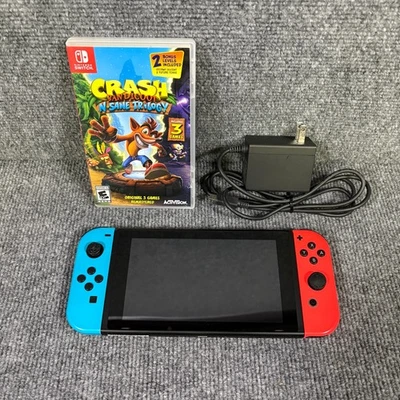 Nintendo Switch с синим и красным Joy-con & Crash Bandicoot N. Sane Trilogy - Изображение 1 из 4