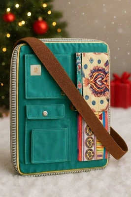 Funda para portátil Boho de The House of Tara - verde azulado y multicolor, acolchada, orga artística Foto 1 de 4