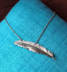 Strukturierte seitliche Feder Silberfarbene Kette Halskette - Bild 1 von 6