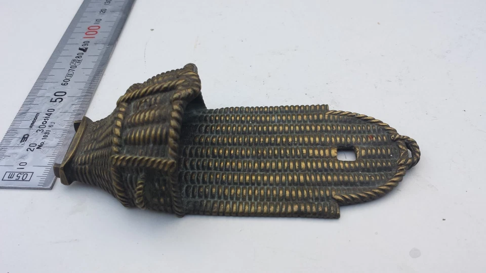 Ancien pyrogène porte allumettes à suspendre en bronze en forme de hotte - Photo 1/3