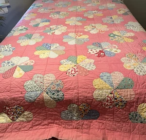 VTG Very Old Pink 8-Petal Hand Quilted Quilt 88" x 74" w/ Wear & Small Stains - Picture 1 of 20
