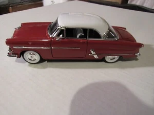 Welly   1953 Ford Victoria   Red / White Top      1 / 24  Beauty - Picture 1 of 2