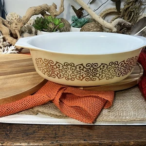 Vintage Pyrex 045 Beige Bramble Scroll 2 1/2 QT Oval Casserole Retro - No lid - Picture 1 of 6