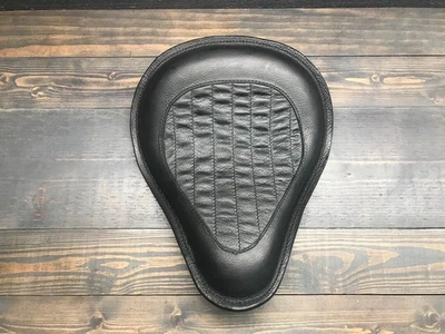 Asiento de moto en cuero cosido plisado negro, bobber hecho a mano, asiento negro Foto 1 de 4