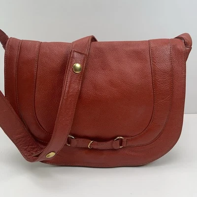 Bolso de mano vintage URUGUAY de cuero con correa de botón dorado sin forro rojo Foto 1 de 4