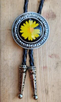 BOTÍN DE CORBATA BOLO FLOR AMARILLO MARGARITA PLATA RODEO VAQUERO WESTERN BRILLO EN LA OSCURIDAD Foto 1 de 3