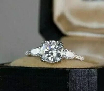 Anillo de compromiso para mujer de diamantes creados en laboratorio de corte redondo de 2 quilates enchapado en oro blanco de 14 k Foto 1 de 4