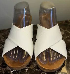 Woman’s White Comfort Slip On Wedge Sandals Cork Heel SIZE 8 SUMMER READY! NEW - Picture 1 of 8