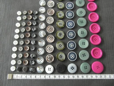 Konvolut Knöpfe Kunststoff-Musterknöpfe 10 Positionen = 100 ausgefallene Knöpfe - Bild 1 von 4