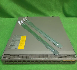 Conmutador Cisco Nexus N9K-C9332PQ 32 puertos QSFP 40G 2x 650W orejas de rack - Imagen 1 de 4