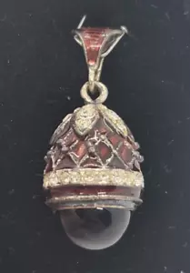 Colgante de huevo inspirado en Eggstravaganza Fabrege con esmalte rojo - Imagen 1 de 5
