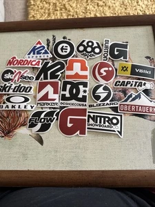 39 X COMPANY LOGO ADVERTISING STICKERS MIXED LOT AAQ SKI / SNOWBOARD - Foto 1 di 5