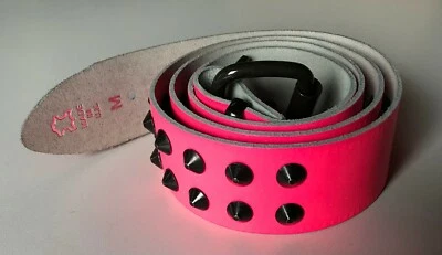 BELLISSIMA CINTURA ROSA IN PELLE CON 2 FILE DI BORCHIE CONICHE NERE DI METALLO - Immagine 1 di 4