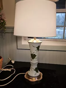 Vintage Tischlampe Leviton Milchglas und grüner Efeu 50er Jahre - Bild 1 von 10