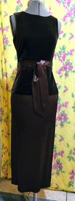 Vestido YL by Yair 4 Petite Marrón Chocolate Terciopelo Satinado con Faja a Juego Foto 1 de 4