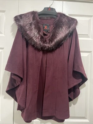 Mantón corto con capa envolvente cuello de piel sintética Adrienne Landau M/L Foto 1 de 4