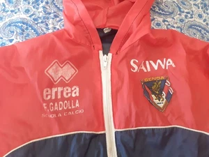 GIACCA JACKET VINTAGE '90 FOOTBALL CALCIO GENOA 1893 ERREA SCUOLA GADOLLA - Foto 1 di 9