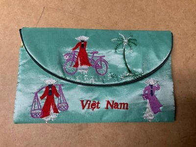 Vintage silk wallet from Vietnam...1970's possibly - Image 1 of 4