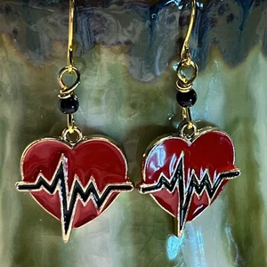 Goldfarbene rote Herz schwarze EKG Charm Ohrhänger. Valentinstag. S204 - Bild 1 von 3