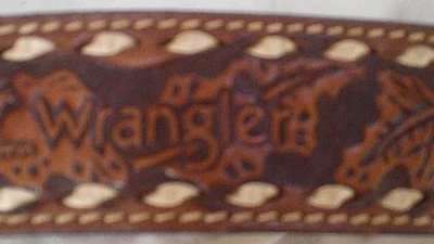 CINTURÓN DE CUERO PARA NIÑOS WRANGLER TRABAJADO/ATADO A MANO/DISEÑO DE BELLOTA Y HOJA TALLA 26 DE COLECCIÓN USADO EN EXCELENTE ESTADO Foto 1 de 3