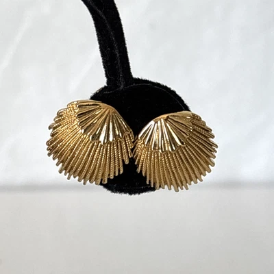 Vintage Sarah Coventry Sea Clam Shell Clip On Earrings 1950's Gold Tone Classic - Image 1 of 4