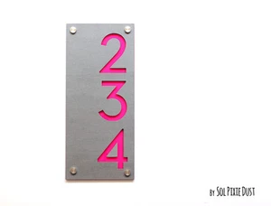 Numeri civici moderni, cemento con acrilico rosa - verticale - targa insegna - Foto 1 di 6