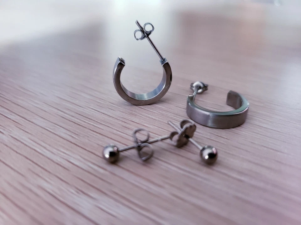 Nuevo Juego de 2 Pendientes Redondos de Titanio y Aro  Foto 1 de 1