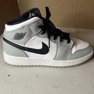 Size 5.5 - Jordan 1 Mid Light Smoke Grey - Picture 1 of 7