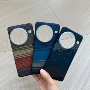 Cover rigida in fibra di carbonio supporto ricarica wireless per OnePlus 13 - Foto 1 di 11