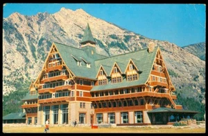 PRINCE OF WALES HOTEL - WATERTON LAKES NATIONAL PARK CANADA POSTCARD - Imagen 1 de 1