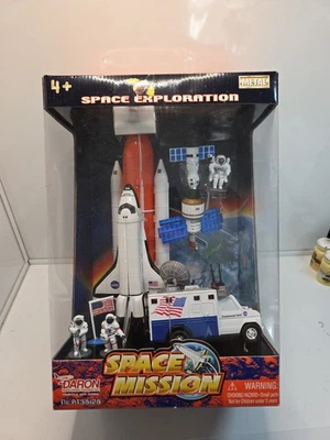 Transbordador espacial Realtoy RT38128 NASA con refuerzos, tanque de combustible, astronautas, camión, satélite Foto 1 de 4