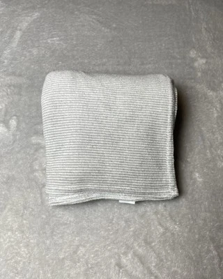 Manta de bebé Carters gris blanca a rayas tejido elástico algodón Lovey Foto 1 de 4