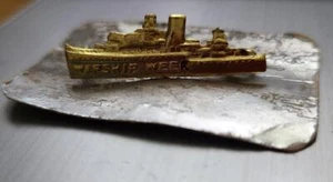 Vintage WW2 "Warship Week" Home Front Fund Raising Military Ship Pin Badge - Foto 1 di 3
