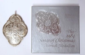 TOWLE Adorno de Navidad Esterlina 1984 Let it Snow Song Medallón Anual con Caja - Imagen 1 de 20