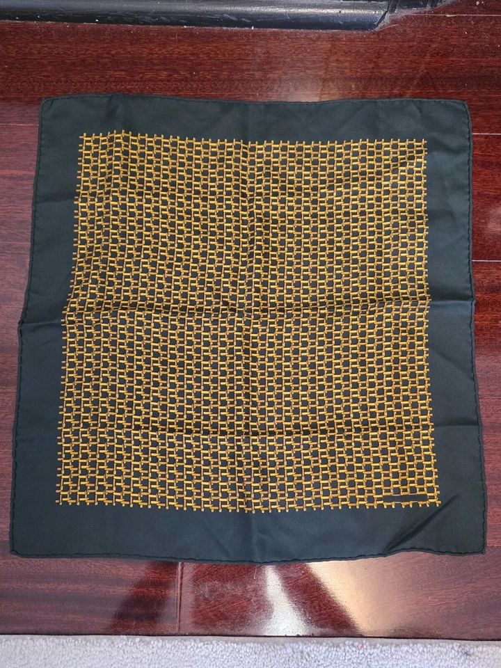 Vintage Hermès Paris Green Gold Chain-Link Silk Pocket Scarf 16x16 - Made in FR - Image 1 of 1